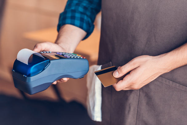 barista avec carte de crédit et lecteur de carte
 - Photo, image