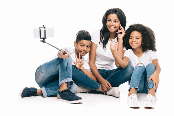 selfie alarak çocuklar ile anne - Fotoğraf, Görsel