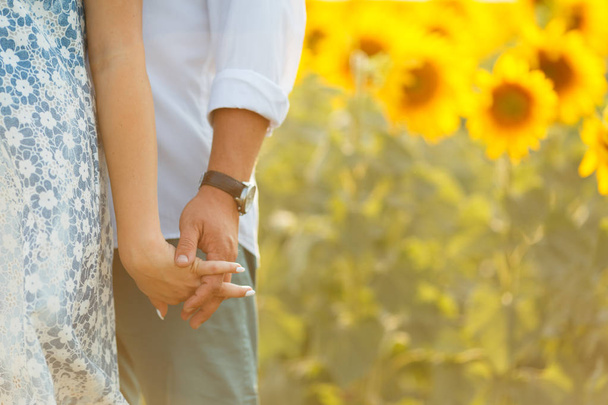 Verliebtes Paar im Feld der romantischen Sonnenblumen - Foto, Bild