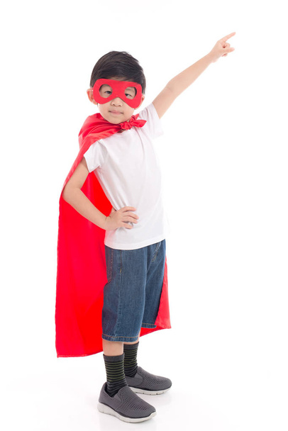 Lindo niño asiático en traje de superhéroe apuntando sobre fondo blanco aislado
 - Foto, Imagen
