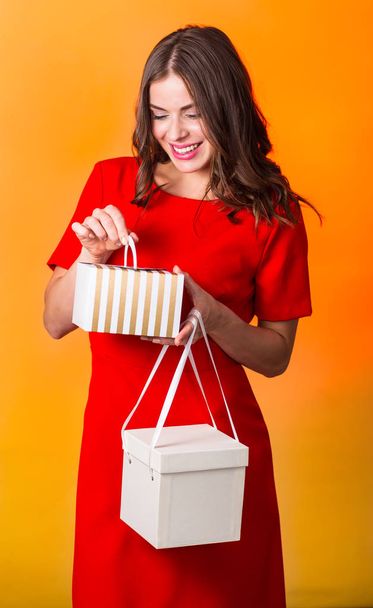 Beautiful woman with present box - Foto, afbeelding