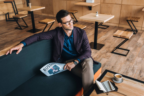 businessman with business newspaper in cafe - Foto, Bild