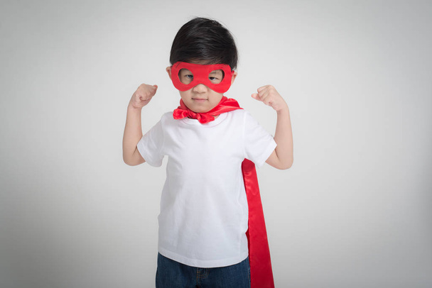 Ritratto di bambino asiatico in costume da supereroe su sfondo grigio
 - Foto, immagini