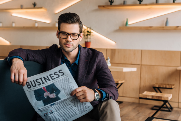 businessman with business newspaper in cafe - Zdjęcie, obraz