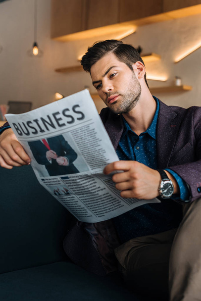 Бизнесмен читает газеты в кофейне
 - Фото, изображение
