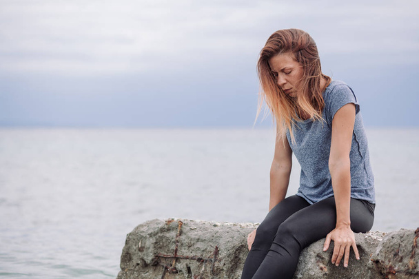 Femme seule et déprimée au bord de la mer
 - Photo, image