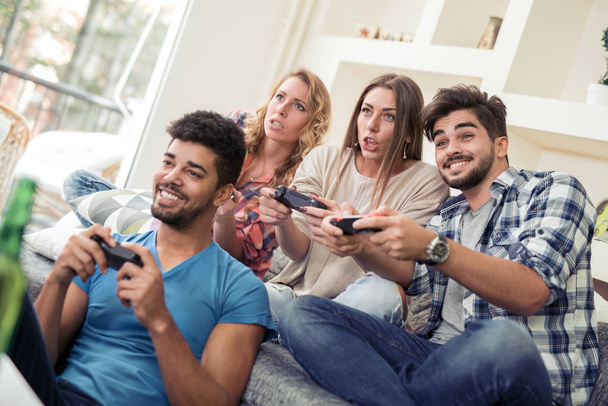 Друзья играют в видеоигры - Фото, изображение