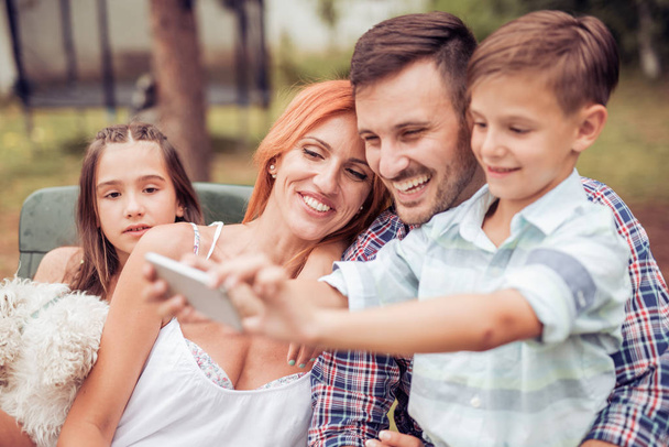 Família feliz tirando selfie
  - Foto, Imagem