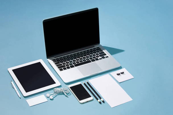 Il computer portatile, le penne, il telefono, la nota con schermo vuoto su tavolo
 - Foto, immagini