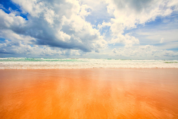 Valtameren aallot ja ranta Phuket saarella
 - Valokuva, kuva