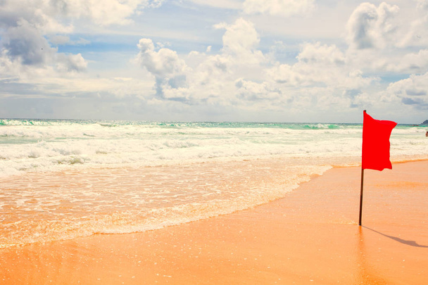 Морские волны и пляж на острове Пхукет
 - Фото, изображение