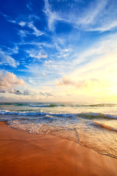 Морские волны и пляж на острове Пхукет
 - Фото, изображение