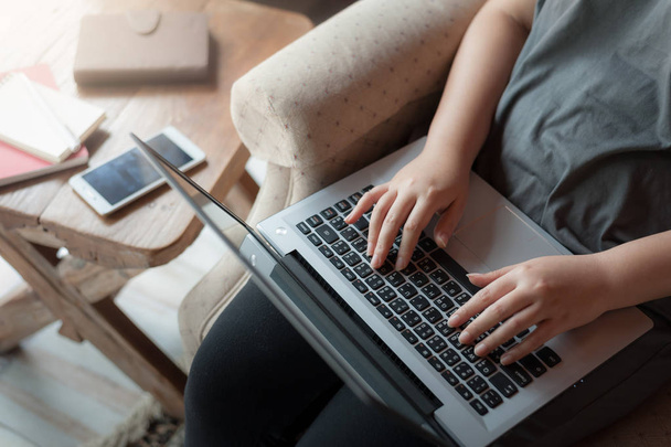Жінка використовує ноутбук в будинку
 - Фото, зображення