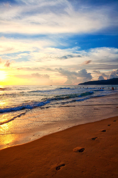 Ondas oceânicas e praia na ilha de Phuket
 - Foto, Imagem