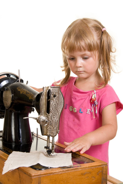 niño aprender a coser
 - Foto, Imagen