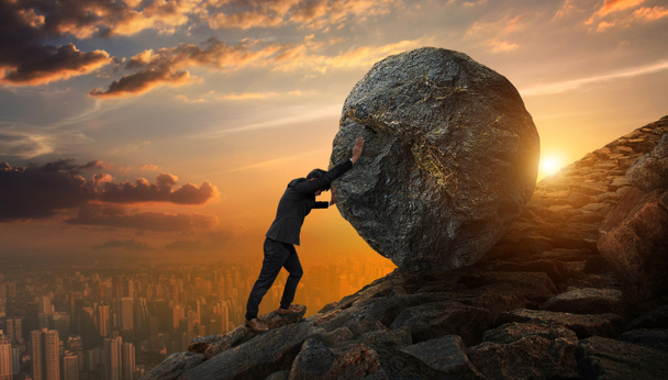 Homem de negócios empurrando grande pedra até a colina, Negócios pesados tas
 - Foto, Imagem