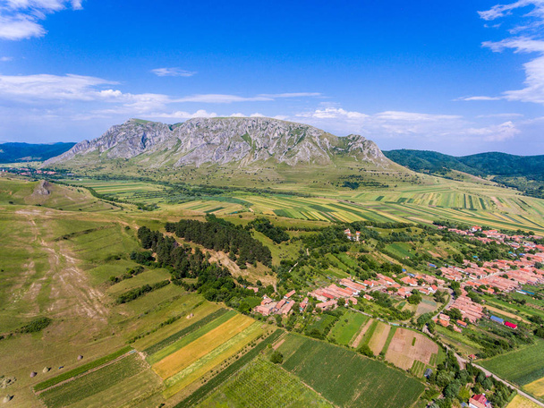 Вид с воздуха на деревню Костести в Апушени Румыния с Риметей
 - Фото, изображение