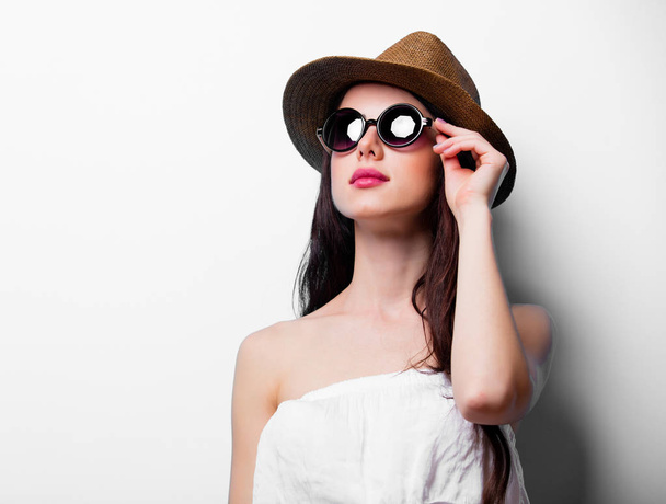 Женщина в солнечных очках и шляпе
 - Фото, изображение