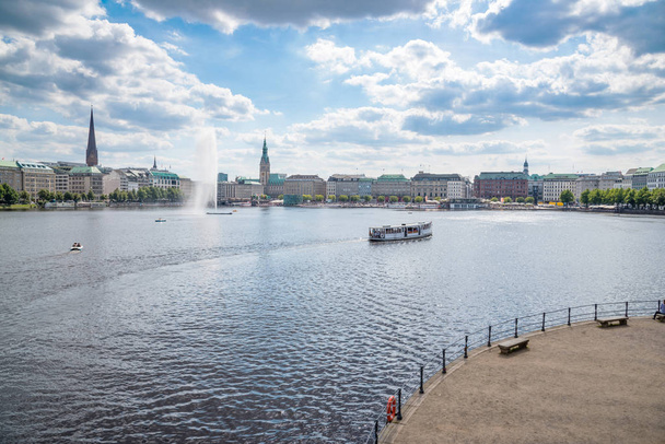 Озеро Бинненальстер с фонтаном в Гамбурге, Германия
 - Фото, изображение