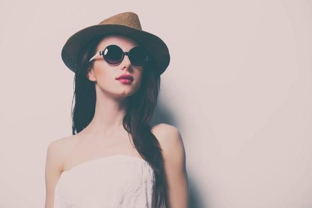 kobieta z okulary przeciwsłoneczne i kapelusz - Zdjęcie, obraz