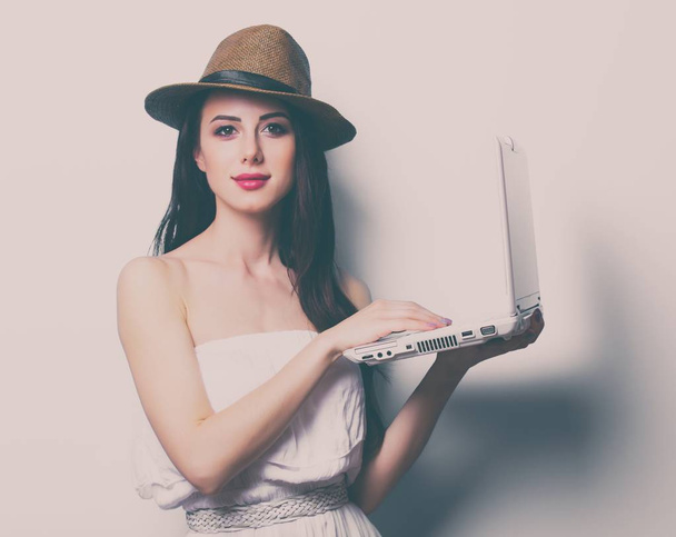 jonge vrouw met laptop - Foto, afbeelding