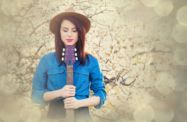 νεαρή γυναίκα με κιθάρα - Φωτογραφία, εικόνα