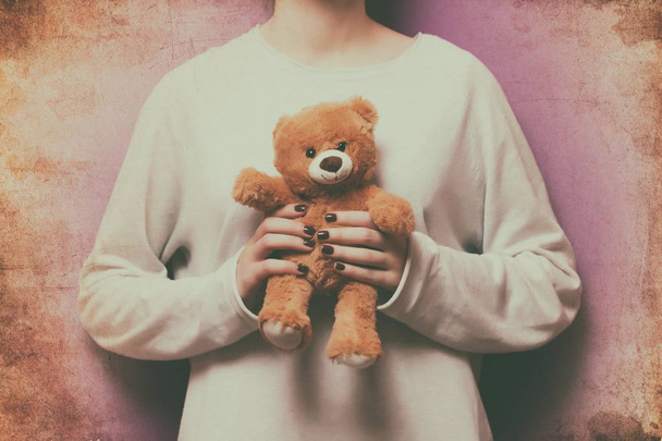 femme tenant jouet ours en peluche
 - Photo, image