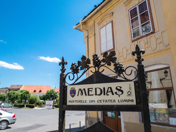 Medias, Romania - Giugno 2017: Medias city symbol nella piazza principale
 - Foto, immagini
