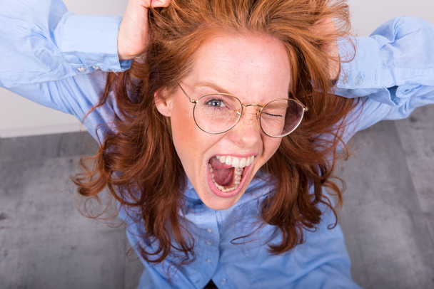 Portrait de belle femme aux cheveux roux avec des lunettes d'en haut
 - Photo, image