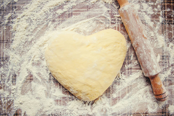 Yeast dough on the table. Cooking baking. Selective focus.  - Foto, afbeelding