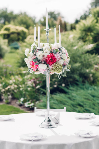 Flower compositions in wedding decoration - Fotoğraf, Görsel