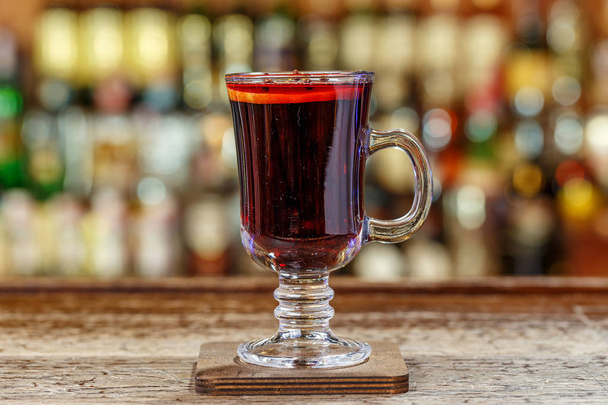 Mulled wine on the bar in a restaurant - Foto, afbeelding