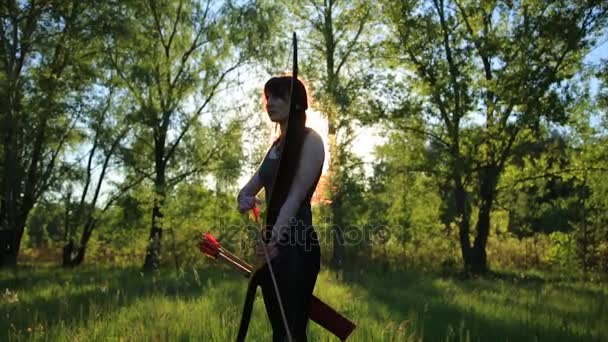 Ingwerhaar-Bogenschützin schießt mit Pfeil und Bogen auf Ziele mit selbstgemachtem Mehendi Henna-Tätowiertuch. - Filmmaterial, Video