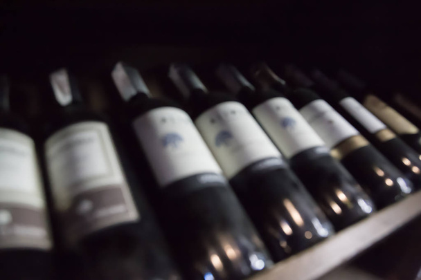 botellas de fondo de vino.Las imágenes son borrosas
 - Foto, Imagen
