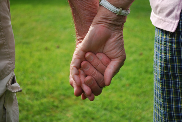 старша пара тримає руки
 - Фото, зображення