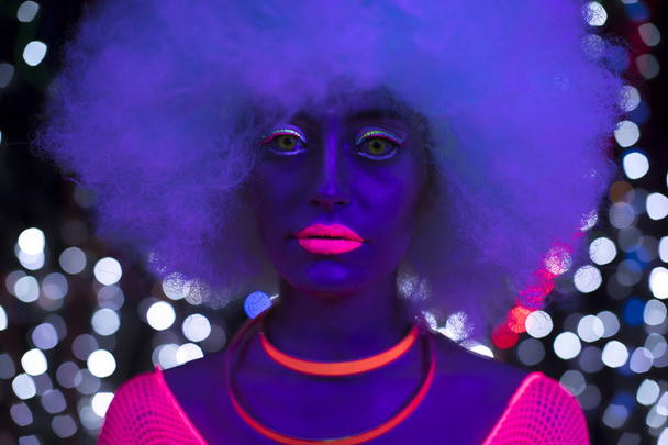 gloeien uv neon sexy disco vrouwelijke cyber pop robot elektronisch speelgoed - Foto, afbeelding