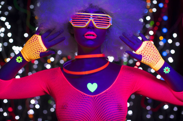UV neon disko seksi kadın cyber oyuncak robot elektronik oyuncak parlayan - Fotoğraf, Görsel