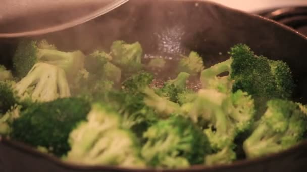 gotujesz brokuły na parze z żeliwa - Materiał filmowy, wideo