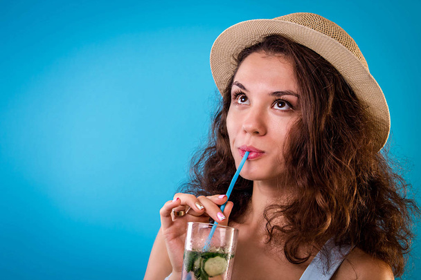 Young woman drinking lemonade - Foto, imagen