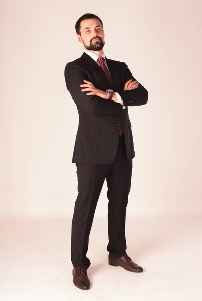 Elegancja i styl. Portret przystojny młody mężczyzna ubrany frak i czerwony krawat. - Zdjęcie, obraz