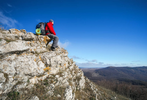 Photographer on top of the mountain in autumn.  - Foto, Bild