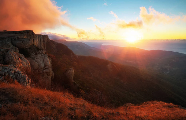 Πανέμορφο ορεινό τοπίο στο φθινόπωρο χρόνο κατά το ηλιοβασίλεμα - Φωτογραφία, εικόνα