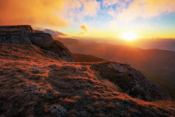 Piękne góry krajobraz w czasie jesieni podczas zachodu słońca - Zdjęcie, obraz