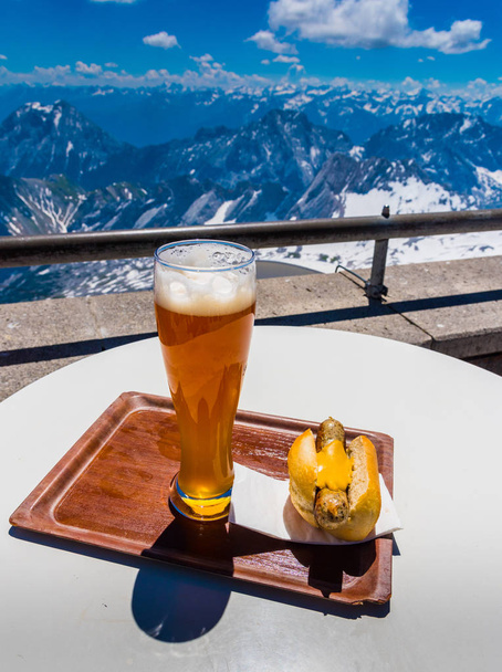 hot dog con birra tedesca con vista sulle Alpi
 - Foto, immagini