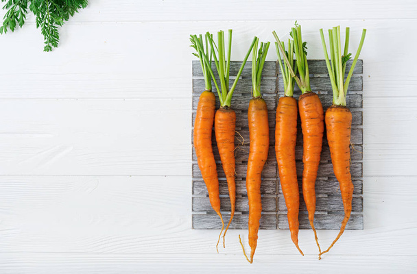 φρέσκα καρότα με πράσινα φύλλα - Φωτογραφία, εικόνα