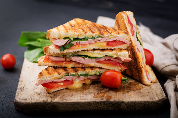 Sándwiches de club panini
  - Foto, Imagen