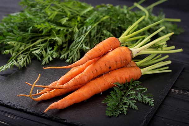 Куча свежей моркови  - Фото, изображение