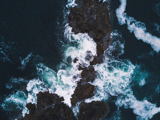 岩を打つ波の空中ショット - 写真・画像