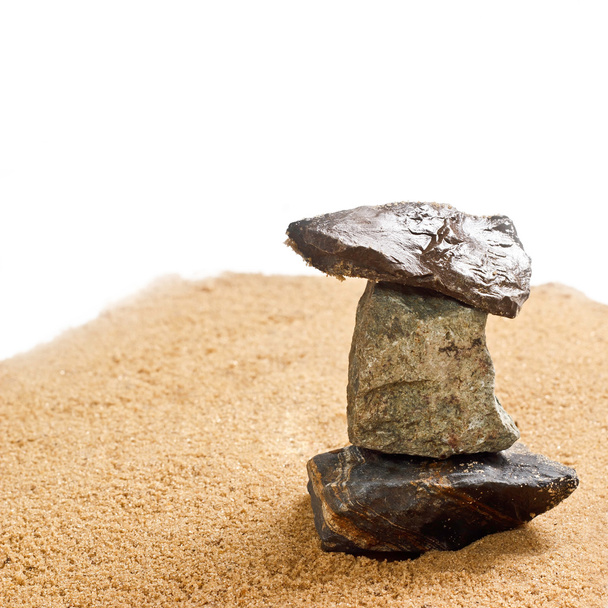 Cairn in het zand is geïsoleerd - Foto, afbeelding