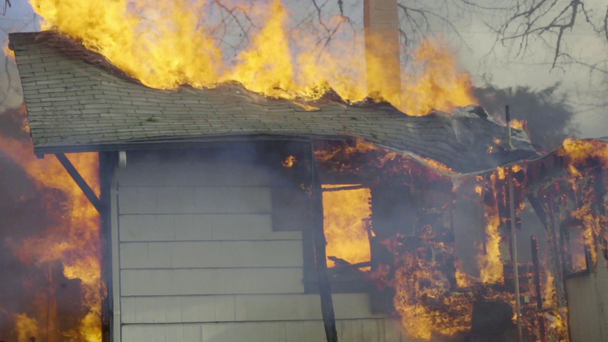 Tűz, gomolygó egy fa házban - Felvétel, videó